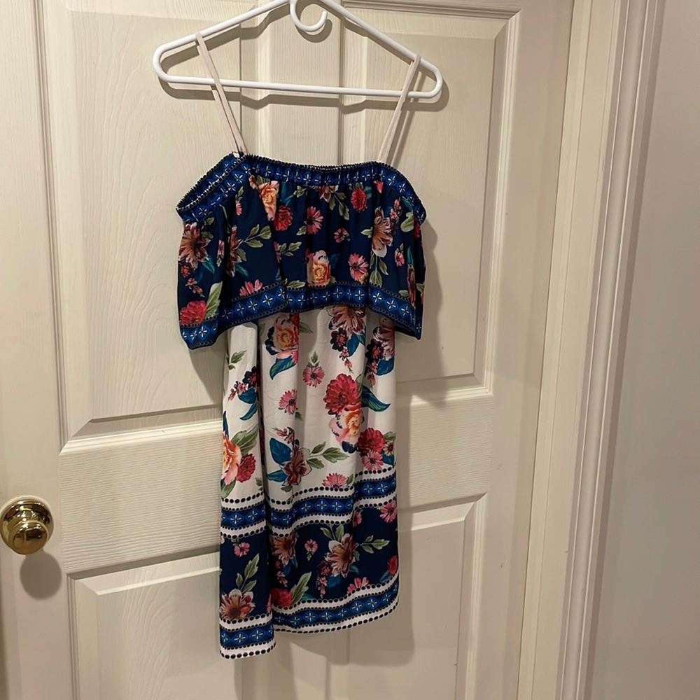 Beautiful off the shoulder dress.  Size small.  Multicolored.